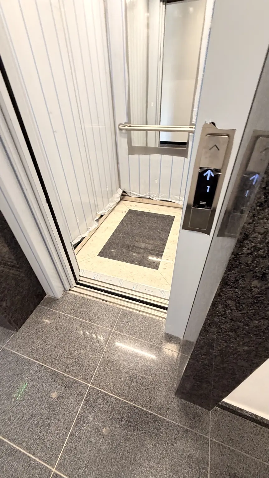 Асансьорна кабина с огледало и метални бутониери / Elevator cabin with mirror and metal control panels