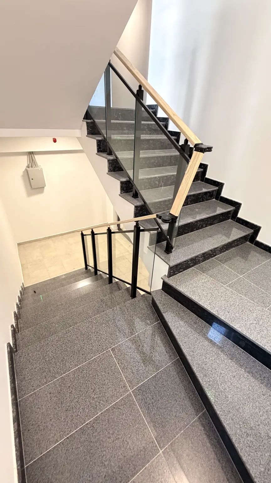 Стълбище с гранитни стъпала, стъклен парапет и дървен ръкохват / Staircase with granite steps, glass balustrade and wooden handrail