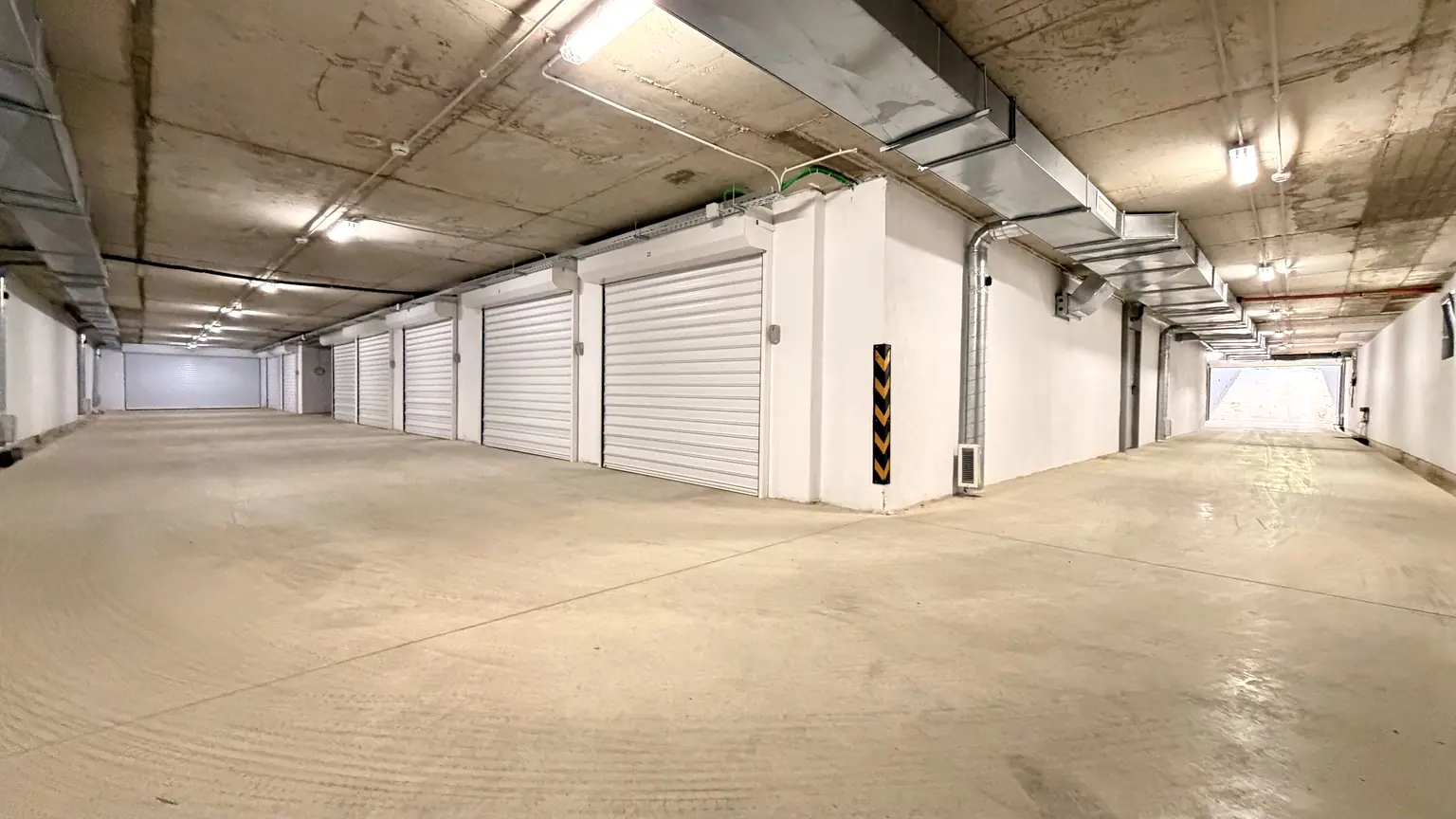 Подземен гараж с индивидуални гаражни клетки с ролетни врати / Underground garage with individual garage cells and roller doors