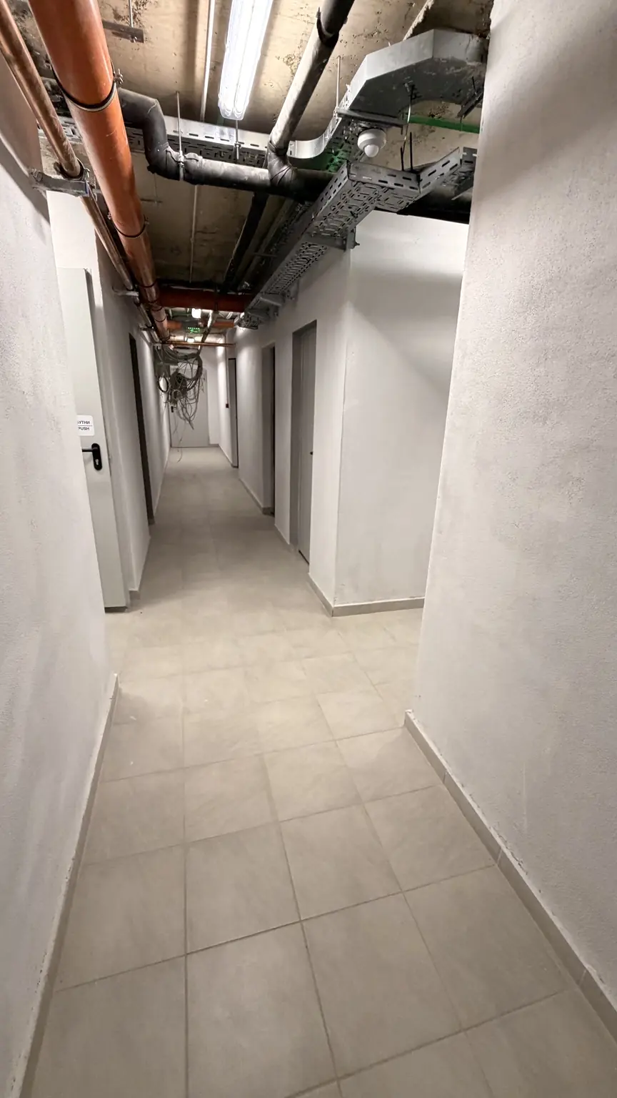 Сутеренен коридор към складовите помещения / Basement corridor leading to the storage rooms